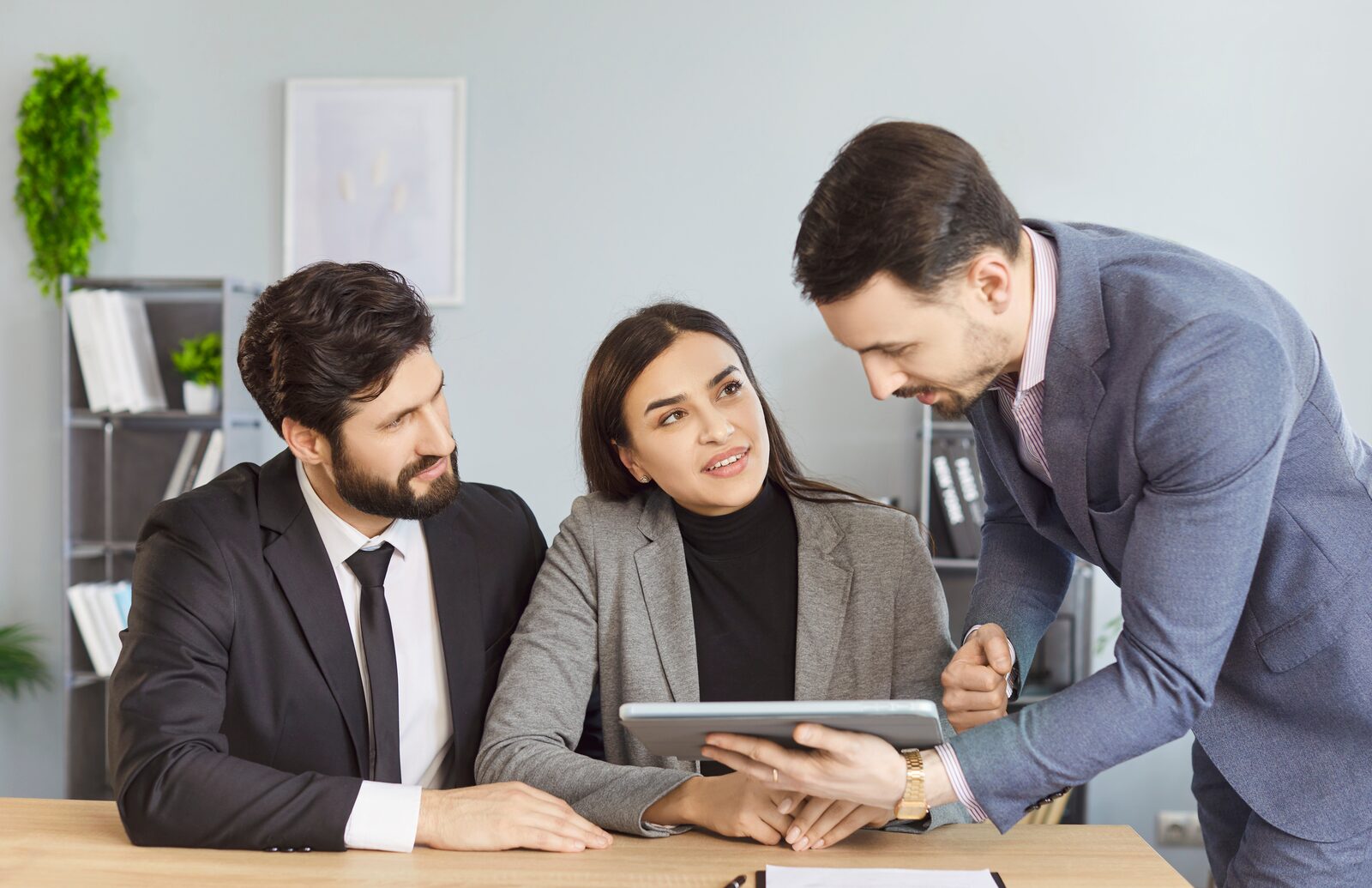 Equipo profesional revisando información de negocio